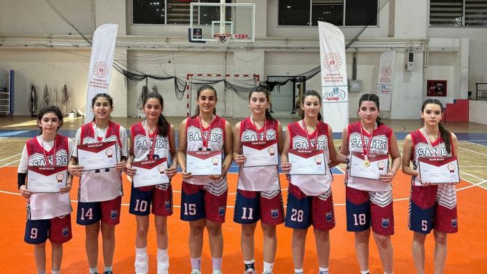 SANKO Okulları basketbolda namağlup bölge şampiyonu oldu